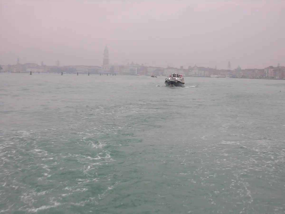 Laguna nella nebbia con San Marco sullo sfondo