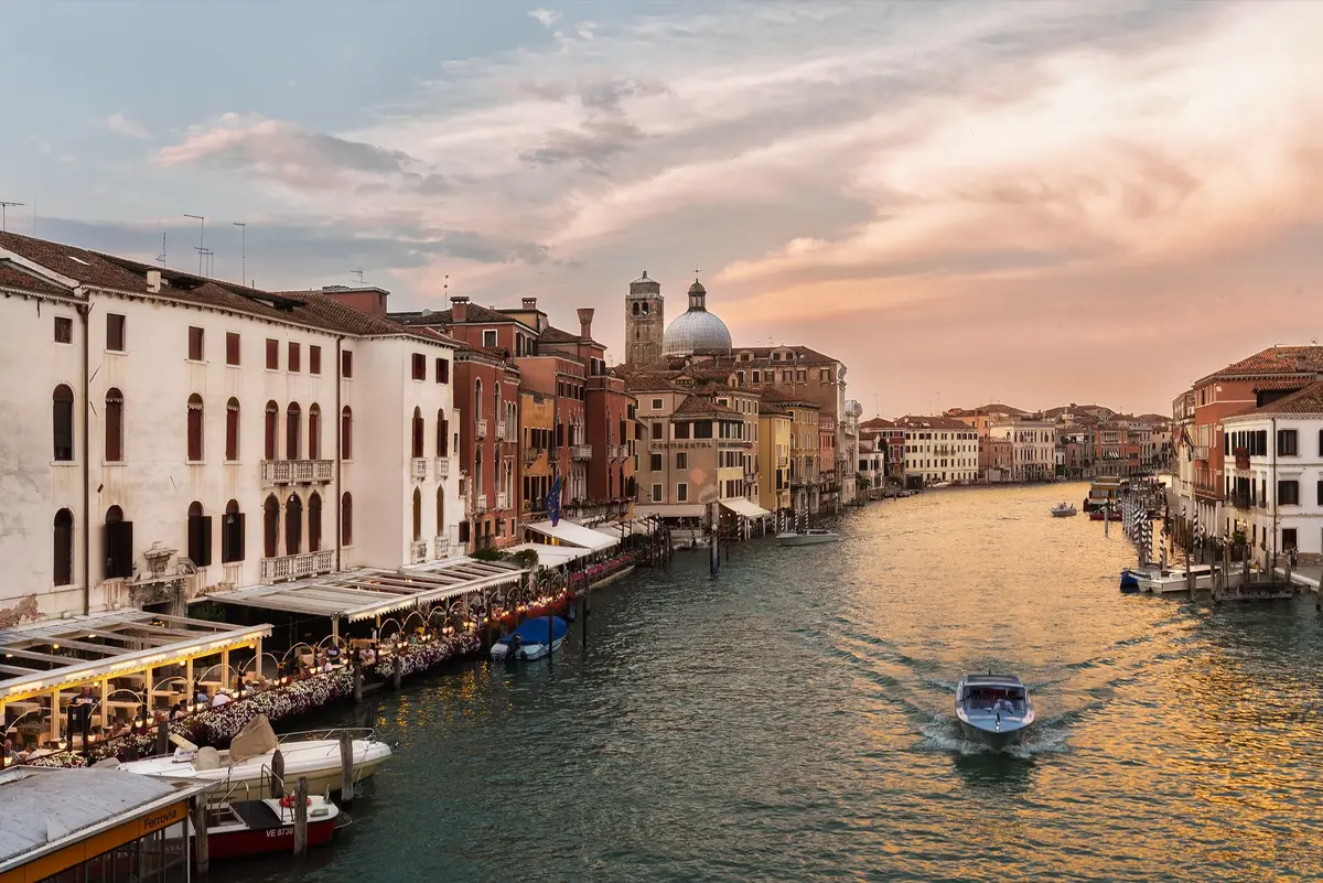 Canal Grande al tramonto con un motoscafo