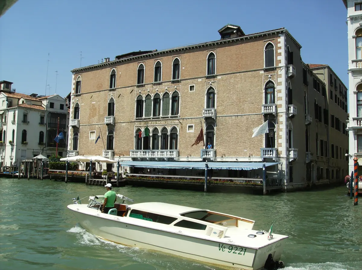 Water taxi arriving at the Gritti Palace landing