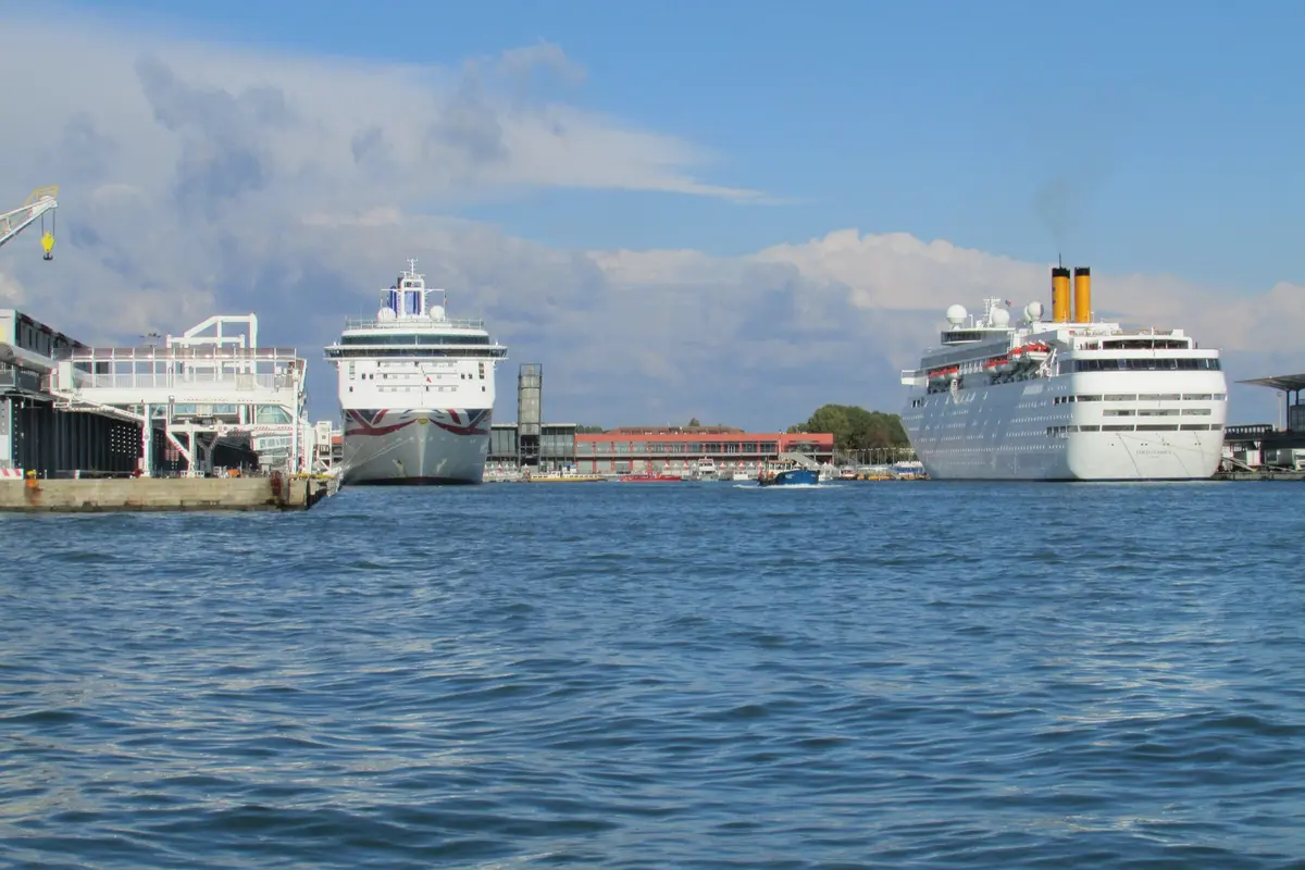 Navi da crociera ormeggiate al terminal di Venezia