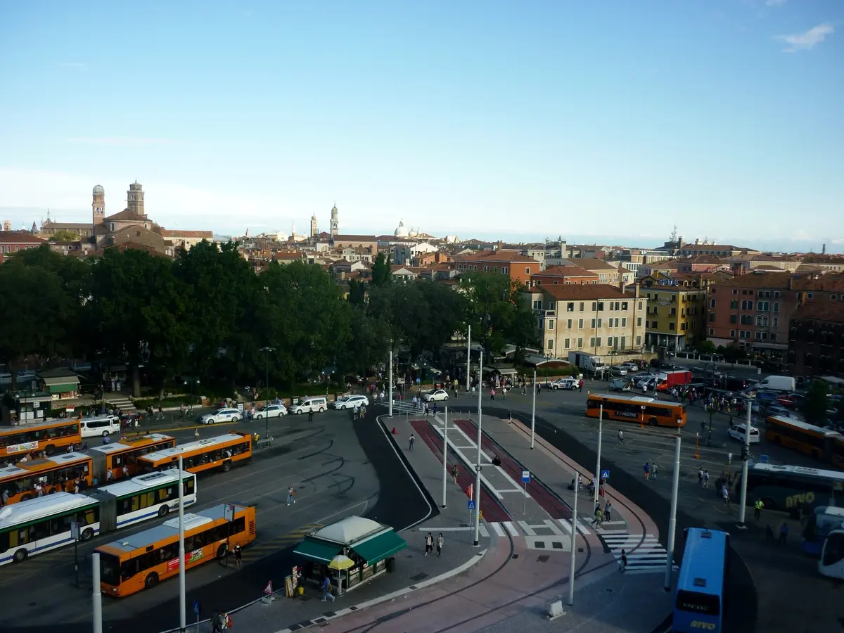 Piazzale Roma visto dall'alto con autobus