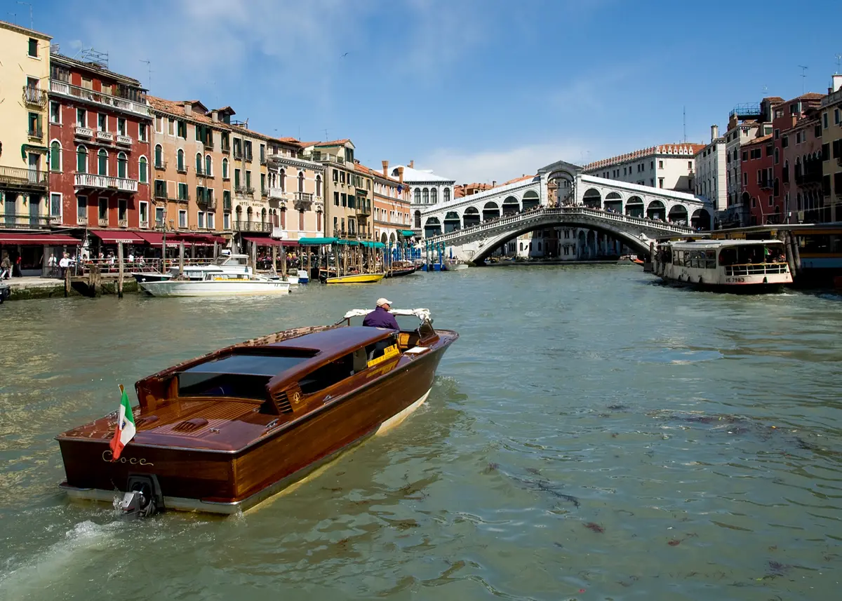 Taxi acqueo davanti al Ponte di Rialto