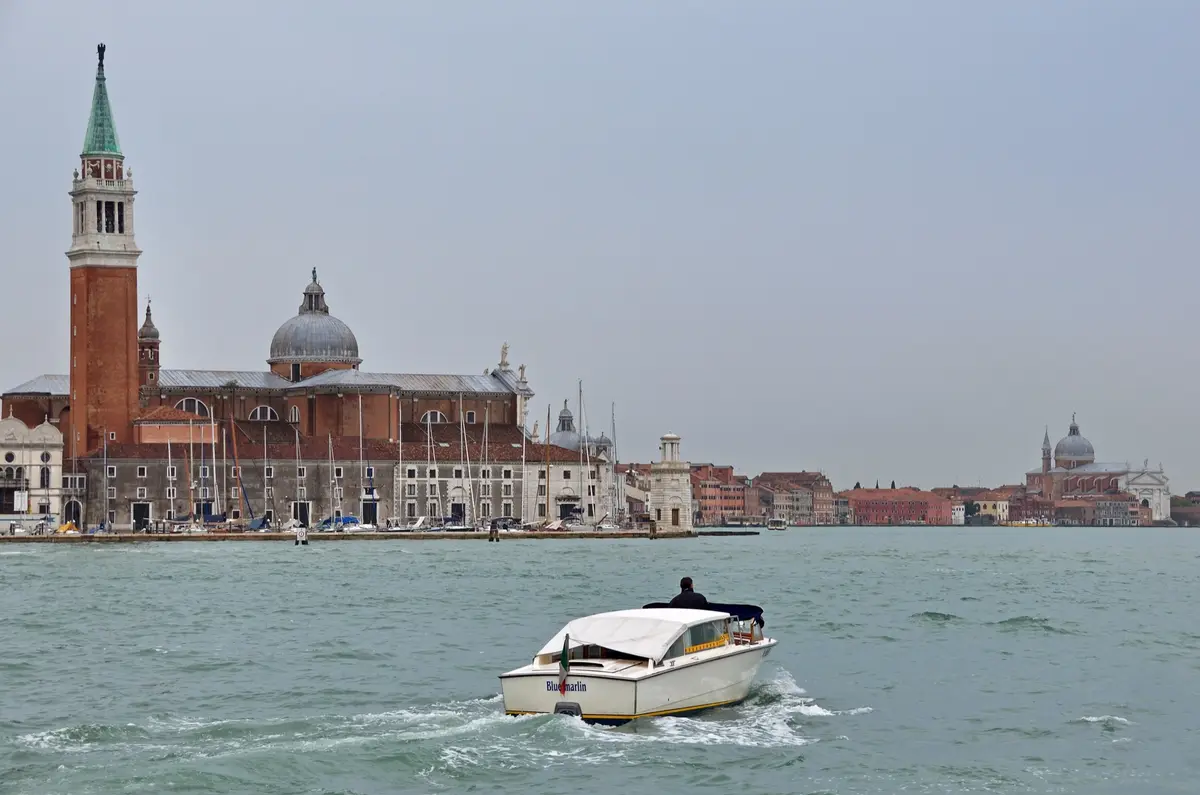 Motoscafo davanti a San Giorgio Maggiore