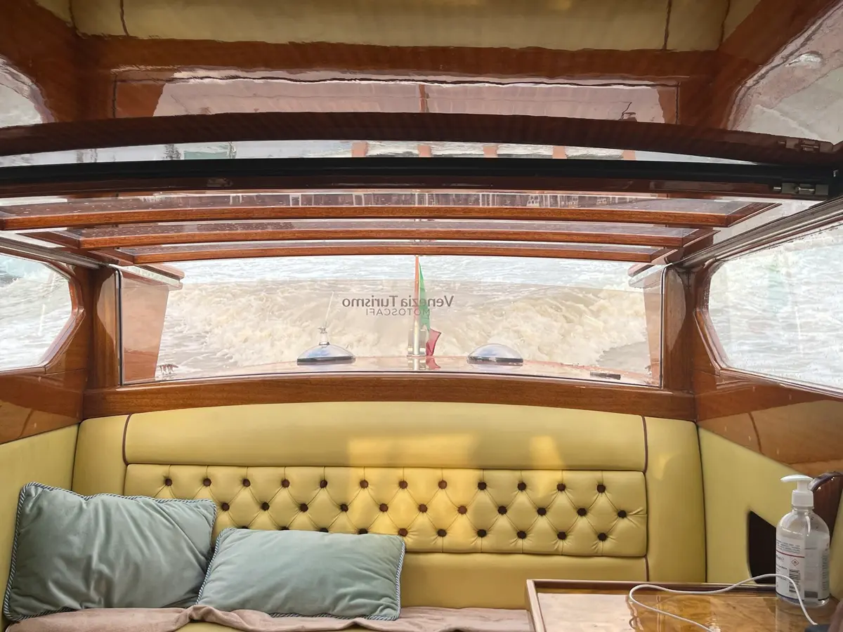 Cabina di un taxi acqueo con divanetto in pelle