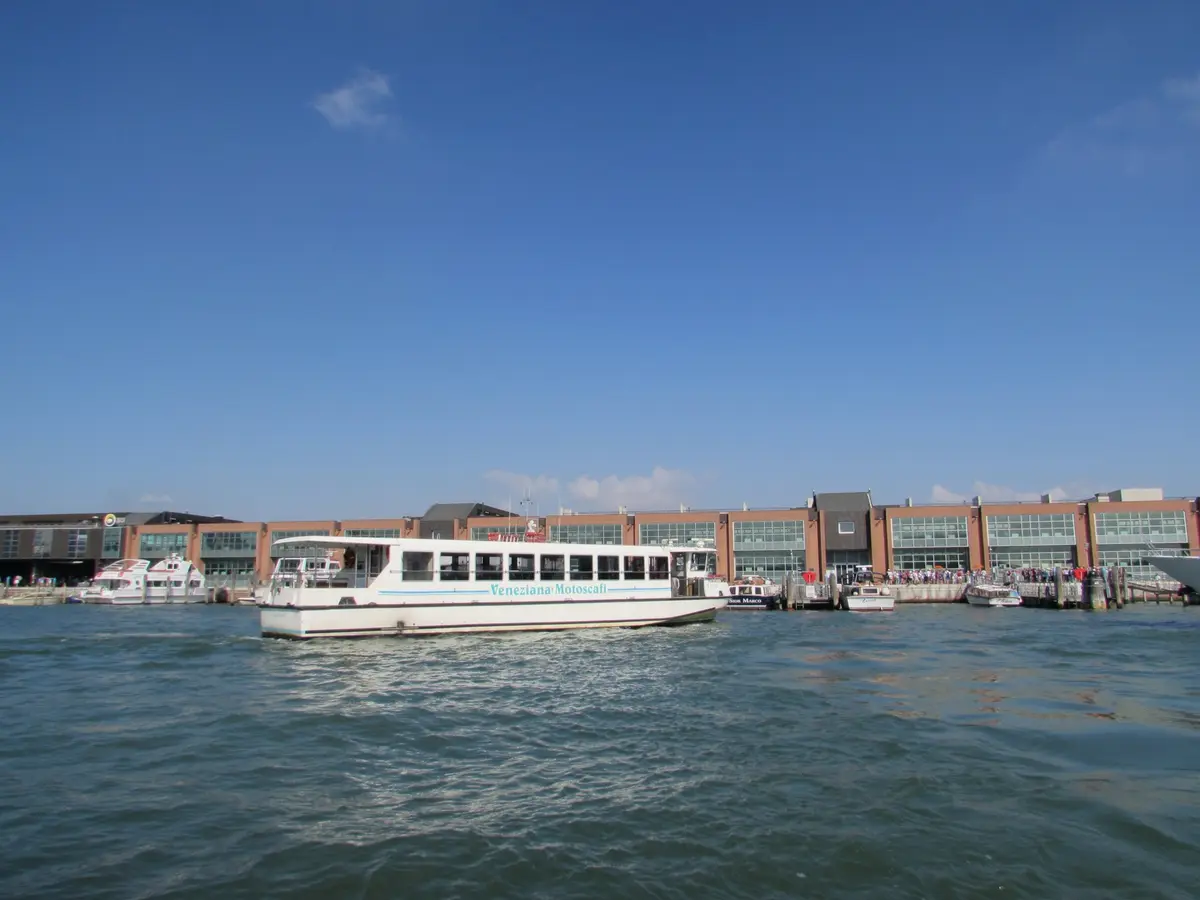 L'isola del Tronchetto vista dall'acqua