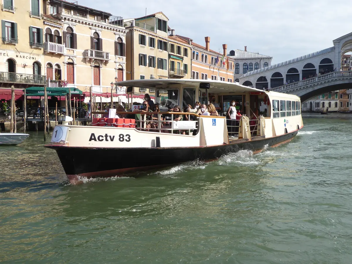 Vaporetto ACTV sul Canal Grande vicino a Rialto
